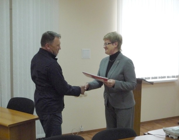 Председатель профкома В.Н. Тилькун вручает награду В.А. Рагозину (Механический цех)