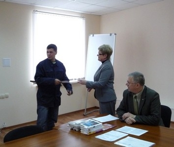 Председатель профкома В.Н. Тилькун вручает награду С.Г. Моисееву (ЖДЦ)