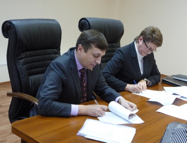 А.В. Шрейдер (директор завода) и В.Н. Тилькун (председатель профкома) подписывают Соглашение