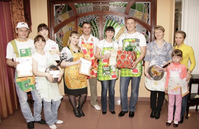 Участники кулинарного конкурса среди семей-металлургов «Семейная трапеза», посвященного Международному Дню семьи