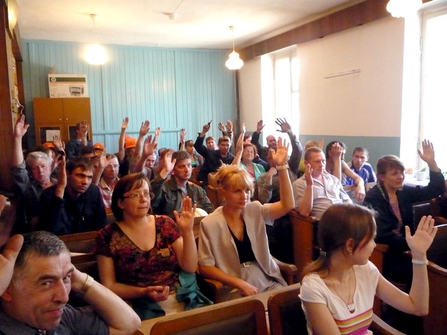 Голосование работников литейного цеха за избрание председателем подразделения Ю.В. Волковой