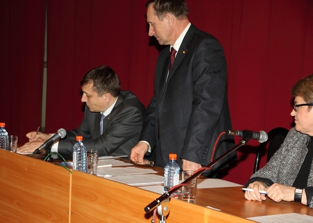 Директор завода А.В. Шрейдер подписывает коллективный договор на 2012 год