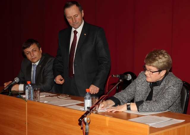 Председатель профкома В.Н. Тилькун подписывает от лица работников коллективный договор на 2012 год