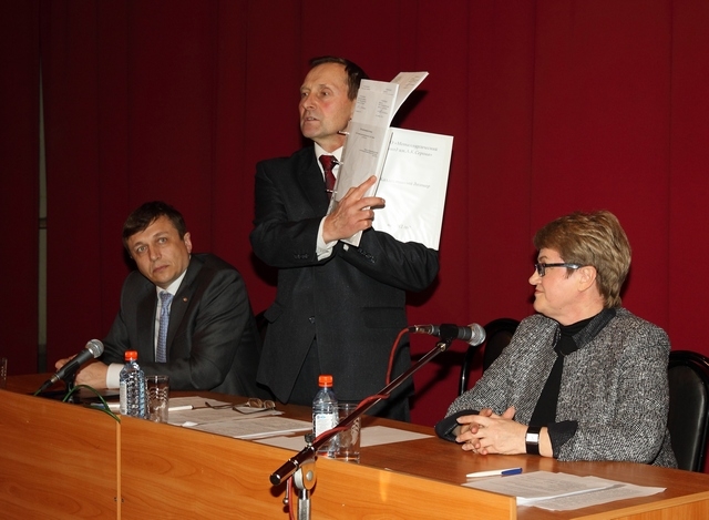 Председатель конференции Виктор Петрович Рахманов демонстрирует подписанный сторонами коллективный договор