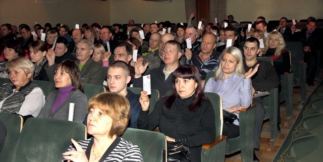 Голосование делегатов конференции за утверждение проекта коллективного договора на 2012 год