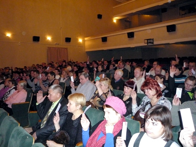 Делегаты конференции голосуют за утверждение коллективного договора на 2013 год