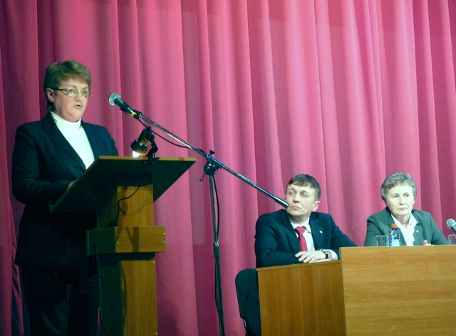 Председатель профкома Вера Тилькун разъясняет особенности проекта коллективного договора завода на 2013 год
