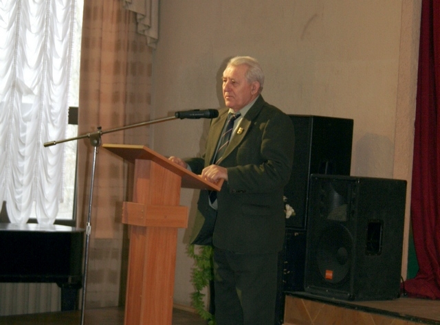 Поздравляет председатель координационного совета профсоюзов города Николай Богданов