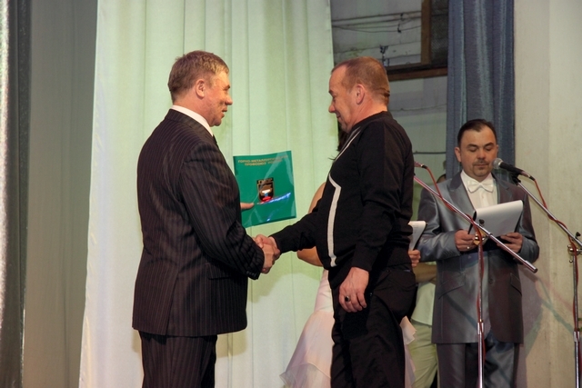 В.Н. Кусков (председатель обкома) награждает ветерана крупносортного цеха  А.Н. Куткина Почетной грамотой ЦС ГМПР