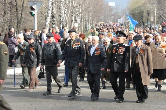 Шествие ветеранов в колонне