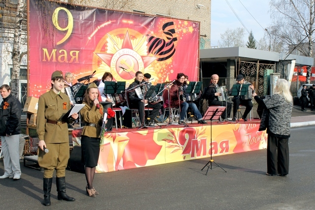 Праздничный концерт на площади у заводоуправления