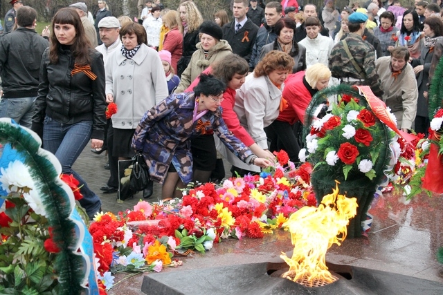 Возложение цветов у Вечного огня мемориала воинам-героям Великой Отечественной войны