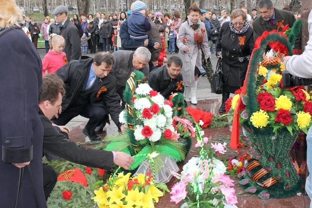Возложение гирлянды от профсоюзного комитета и цветов к мемориалу воинам-металлургам
