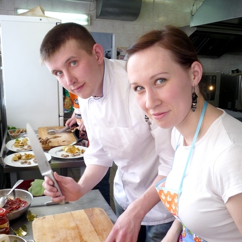 Семья Кайгородовых готовит солянку