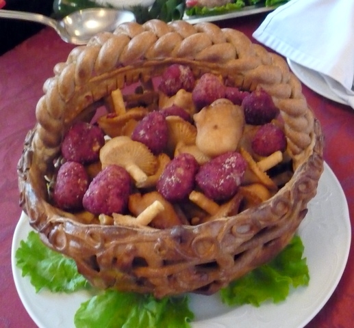 Корзинка \"лесных лакомств\", приготовленная на десерт семьей Кизеровых