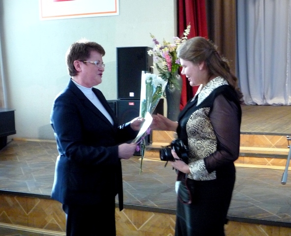 Председатель координационного совета профсоюзов города Вера Тилькун награждает Майю Тарасову