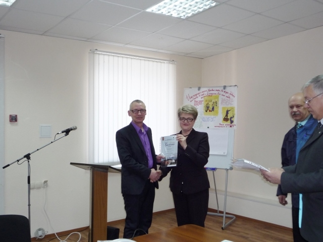 Председатель профкома В.Н. Тилькун вручила Почетную грамоту профсоюзного комитета Ю.Б. Воложенинову