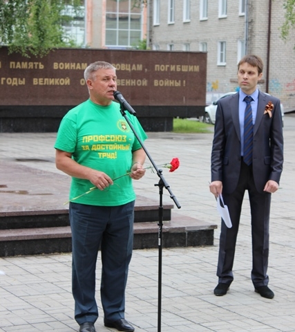 Председатель Свердловского обкома Валерий Кусков приветствует участников митинга