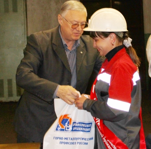 Павел Тилькун вручает подарок от профсоюзного комитета победительнице конкурса Светлане Белкиной.