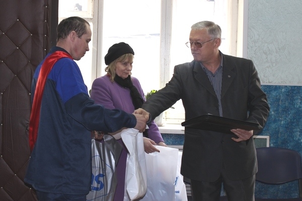 Технический инспектор труда ГМПР Павел Тилькун вручает Алексею Акилбаеву приз от профсоюзного комитета.