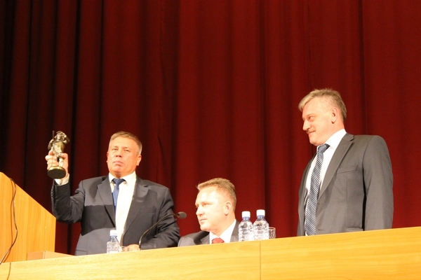 Председатель Свердловского обкома ГМПР Валерий Кусков вручает подарок директору по персоналу Евгению Логинову.