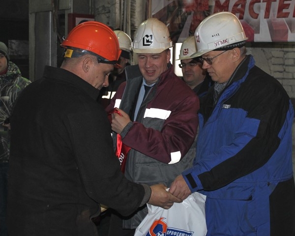 Технический инспектор труда ГМПР Павел Тилькун вручает подарок от профсоюзной организации победителю конкурса Алексею Смирнову.