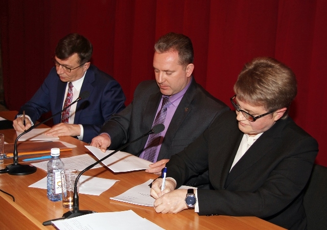 Директор завода Алексей Шрейдер и председатель профсоюзного комитета Вера Тилькун подписывают Коллективный договор.
