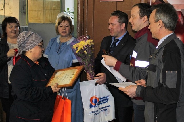 Заместитель председателя профкома завода Андрей Лапин поздравляет Рамзию Жернакову с победой.