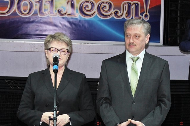 Председатель профсоюзного комитета завода Вера Тилькун и директор по персоналу Евгений Логинов.