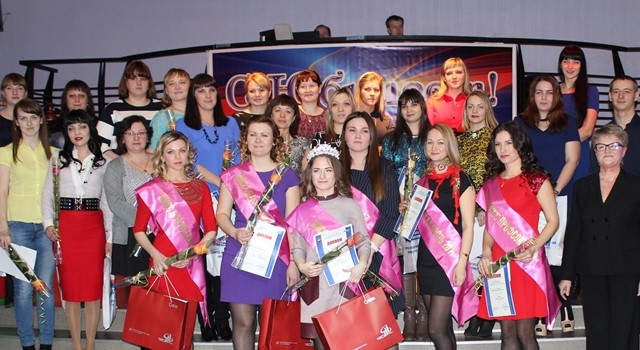 Участницы и победительницы конкурса «Мисс профсоюз» с председателем профкома завода Верой Тилькун и организаторами конкурса.