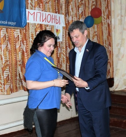 Председатель ФПСО А.Л. Ветлужских вручает Почетные грамоты руководителям лагеря за организацию смены "Профсоюз".