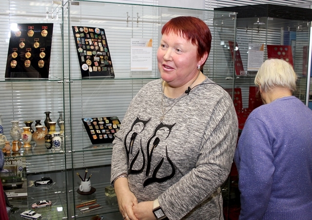 Людмила Макаренко со своей коллекцией миниатюрных вазочек.