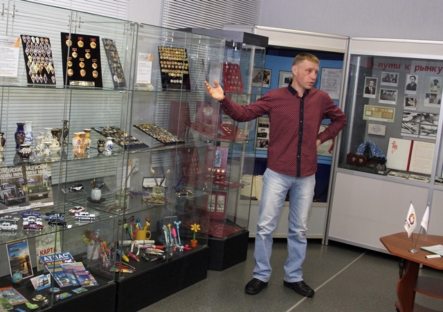 Вадим Захаров рассказывает о своей коллекции значков.