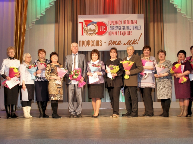 В.Н. Кусков с профсоюзными активистами и ветеранами профсоюзного движения Надеждинского металлургического завода.