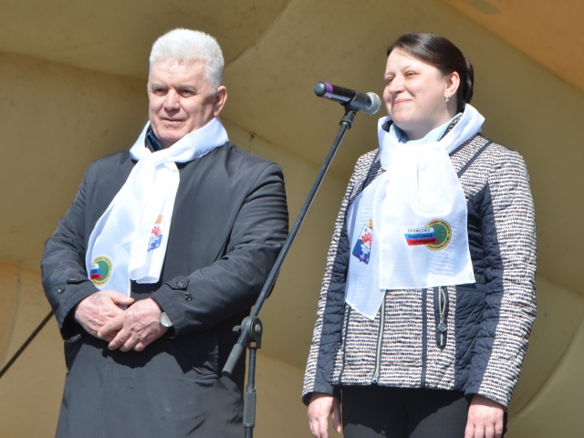 Глава Серовского городского округа Елена Бердникова и председатель Думы СГО Альберт Юсупов поздравили участников демонстрации с праздником.
