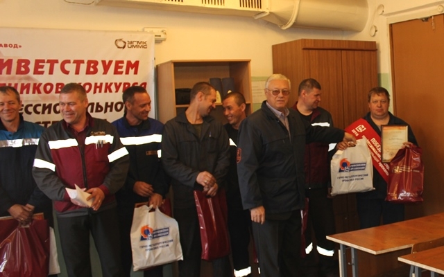 Специалист профкома по охране труда Павел Тилькун вручает приз победителю конкурса.