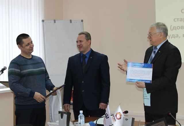 Награждение Леонида Гущина -победителя областного конкурса на звание «Лучший уполномоченный по охране труда производственной сферы».