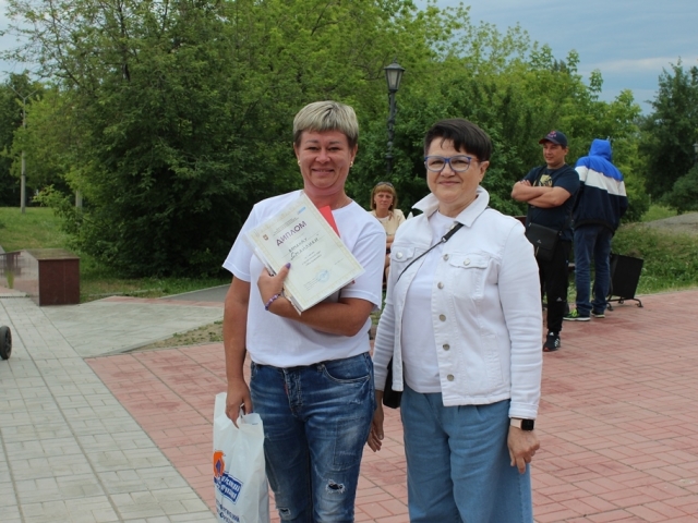 Ильмира Спиридонова (капитан команды-победительницы "Смайлики") и председетель профорганизации завода Вера Тилькун