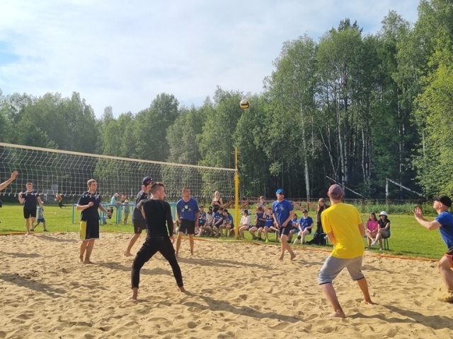 Волейбол с командой педсостава лагеря "Чайка"