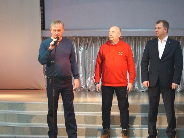 Заместитель директора «Надежденского металлургического завода» по персоналу Е.В. Логинов приветствует участников Спартакиады.