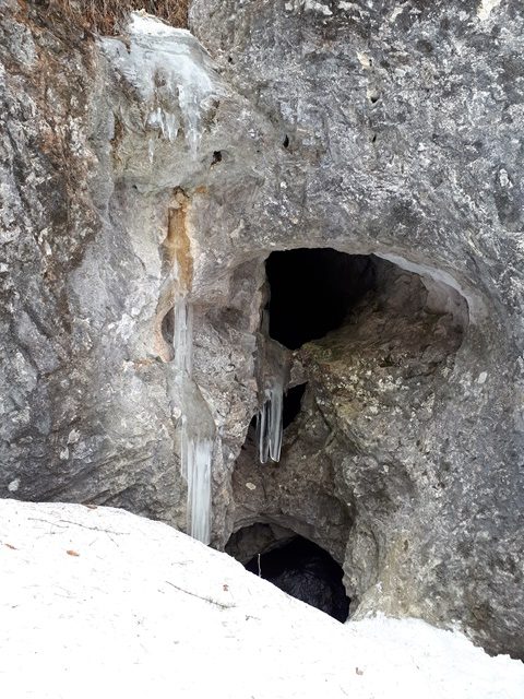 Скалы, пещеры и летучие мышки